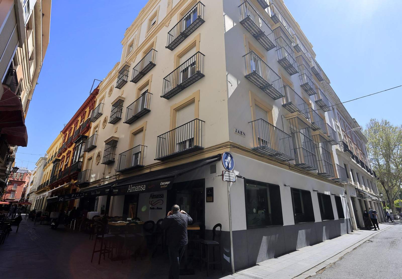 Confluencia de las calles Albareda y Jaén.