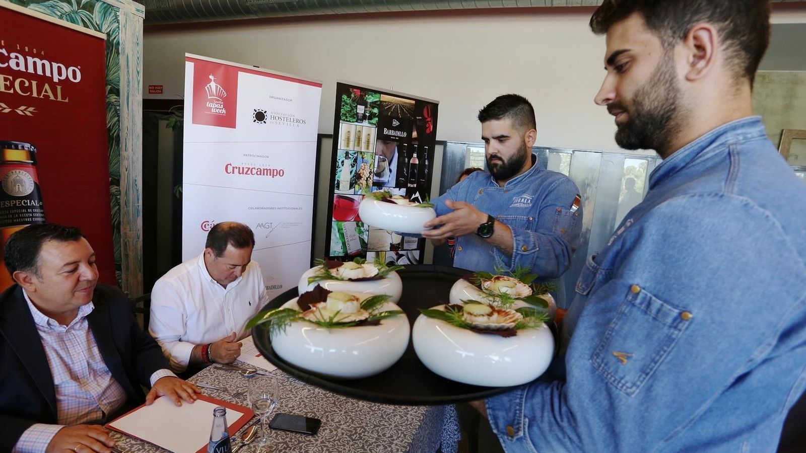 Un momento de la degustación de tapas por parte del jurado.