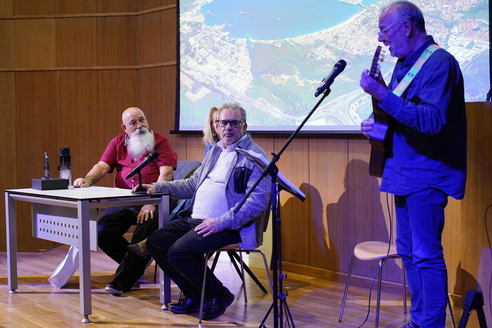 Fotos de la entrega del premio Ateneo José Román de Algeciras 2025 a Juan Moya