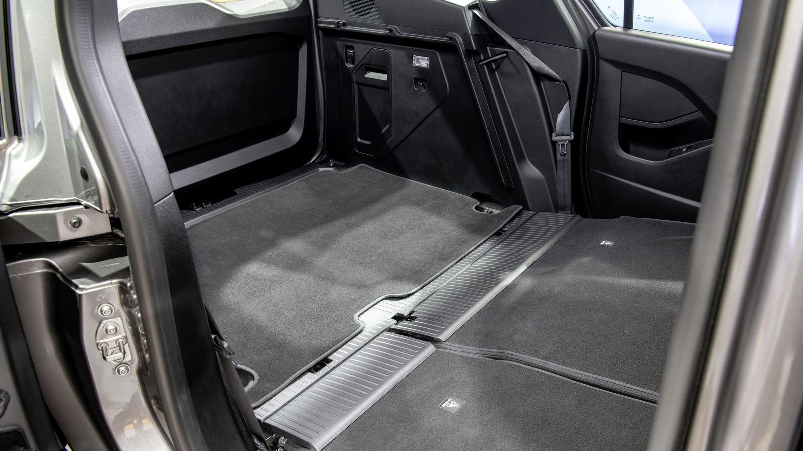 Los asientos de la segunda fila, si no son necesarios, pueden plegarse aporando una prolongación plana del suelo del maletero.