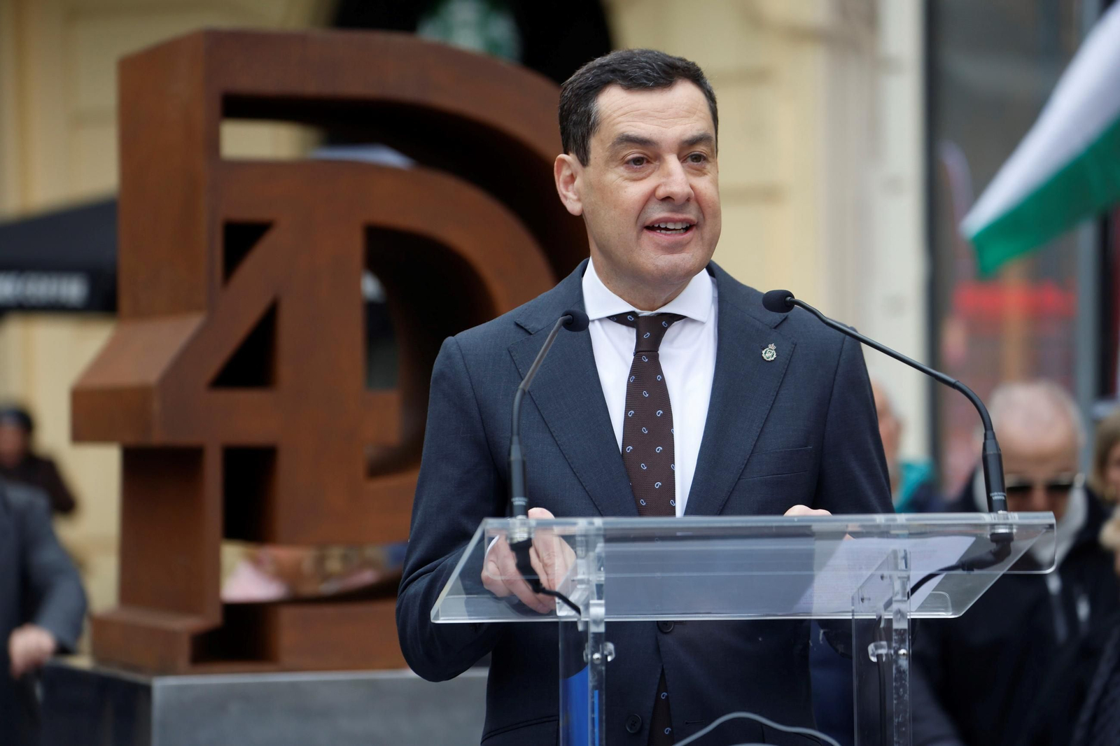 Juanma Moreno inaugura el monumento homenaje al Día de la Bandera de Andalucía en Córdoba, en imágenes