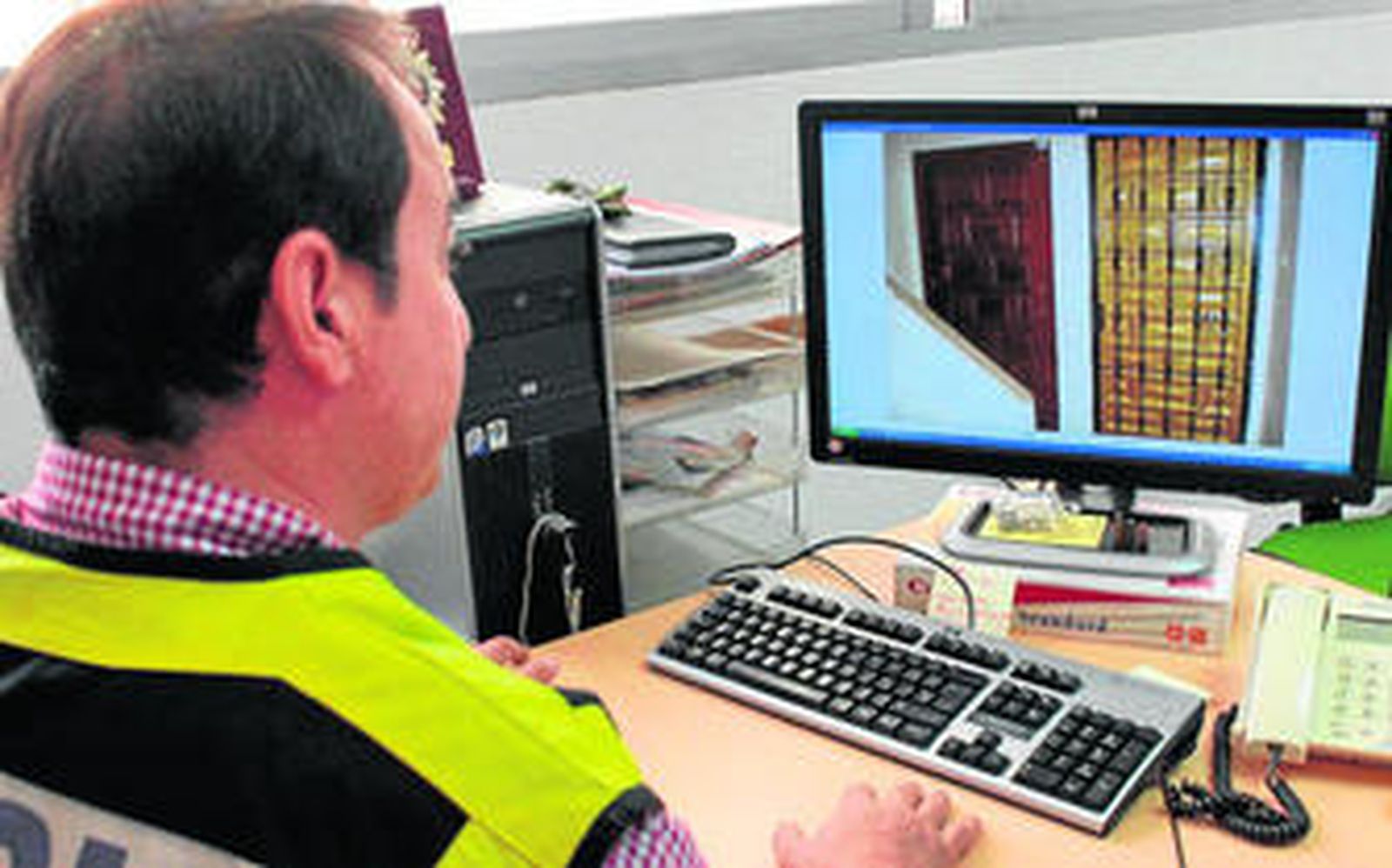 La inspector de la Policía Nacional muestra la imagen de una puerta enrejada y blindada que escondía un punto de venta en Almería.