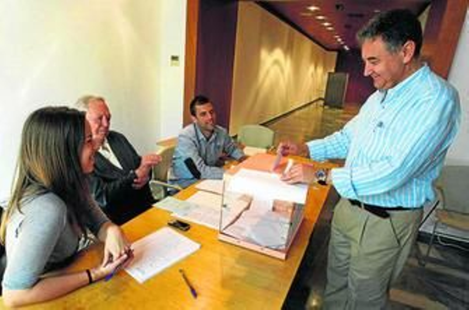 El nuevo decano del Colegio Oficial de Arquitectos, Víctor Manuel Gómez, en el momento de la votación.