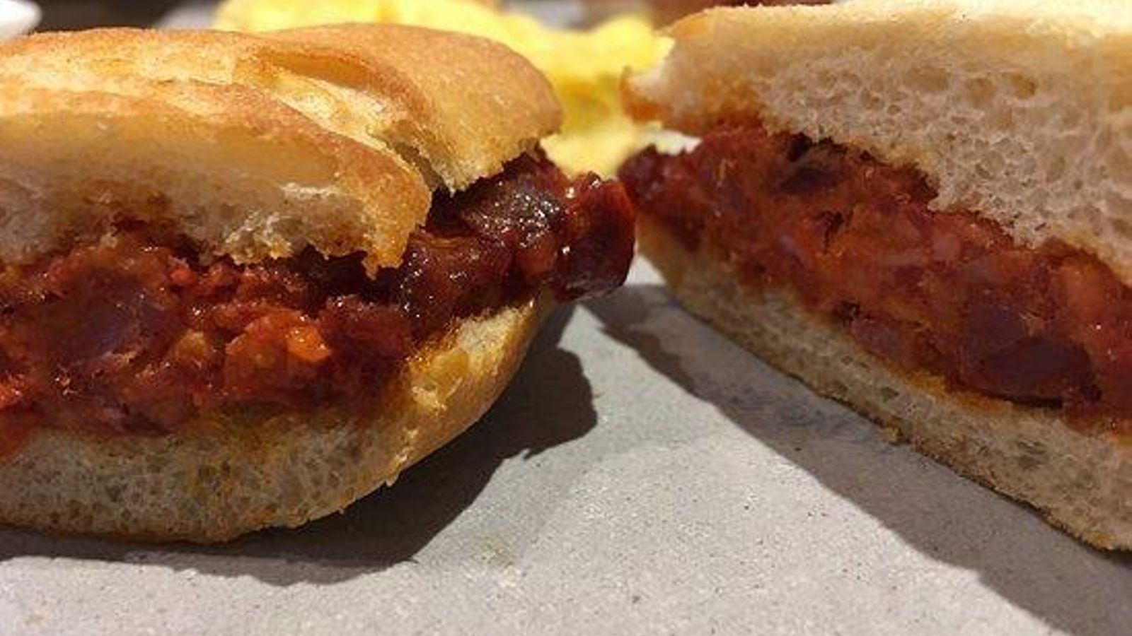 Montadito de chorizo picante