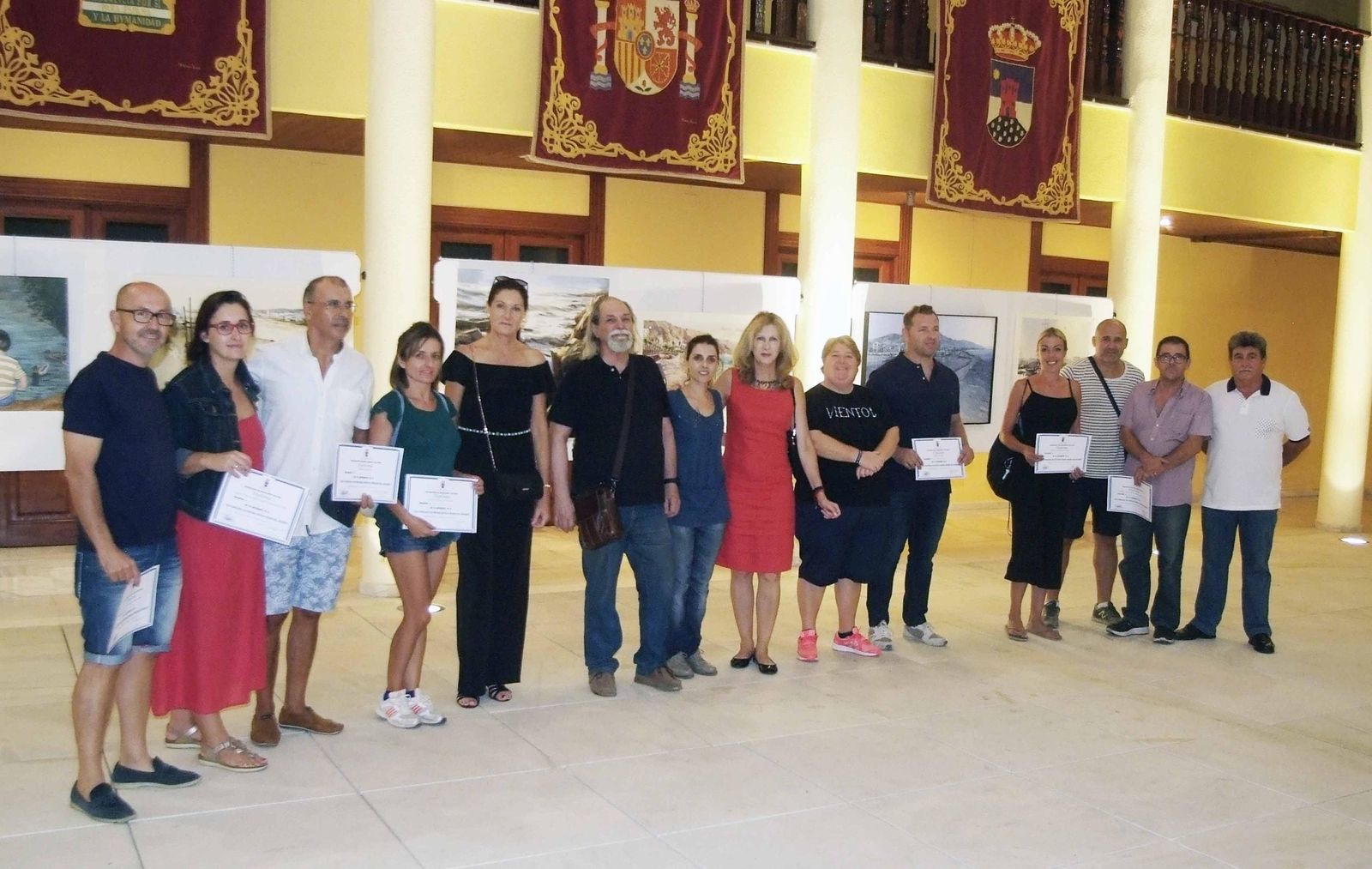María Dolores Ortega con los premiados y patrocinadores del certamen.
