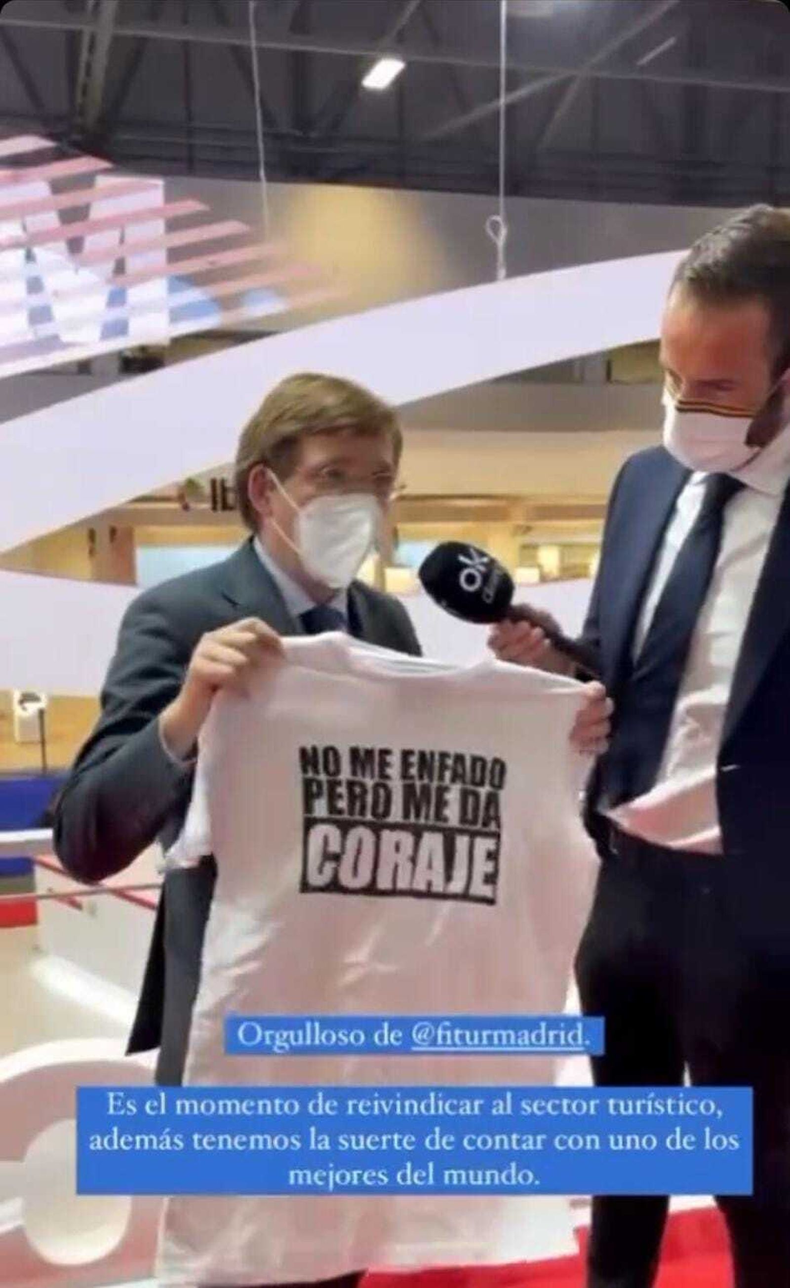 El alcalde de Madrid, muestra la camiseta de Gloria Vendimia.