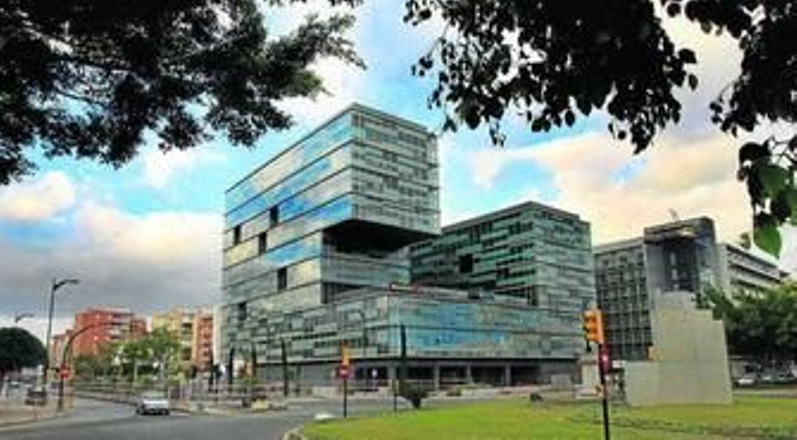 Un bloque de diferentes volúmenes preside la fachada de la sede de Urbanismo.