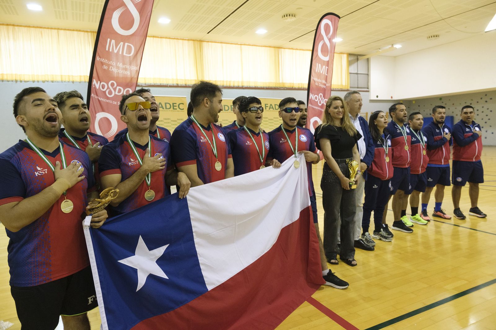 La selección de Chile canta el himno tras su triunfo.