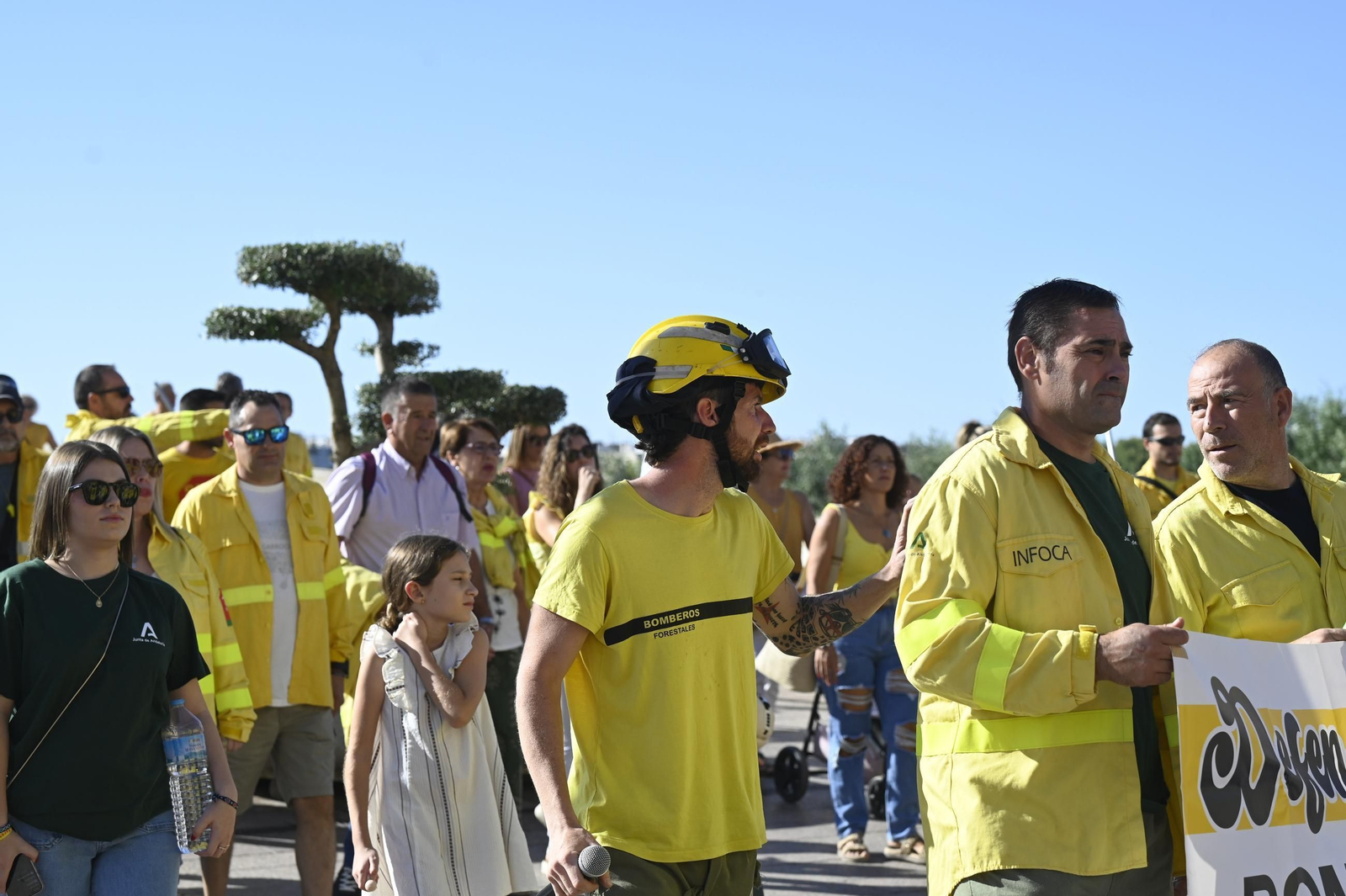 La manifestación de los bomberos forestales en Córdoba, en imágenes