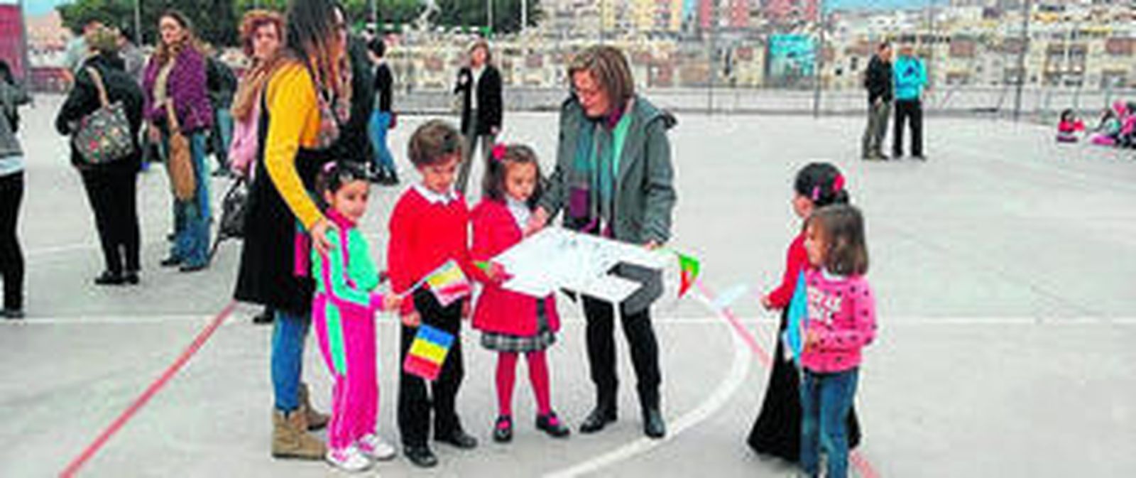 Banderas e himnos para recibir a alumnos y profesores de ocho países