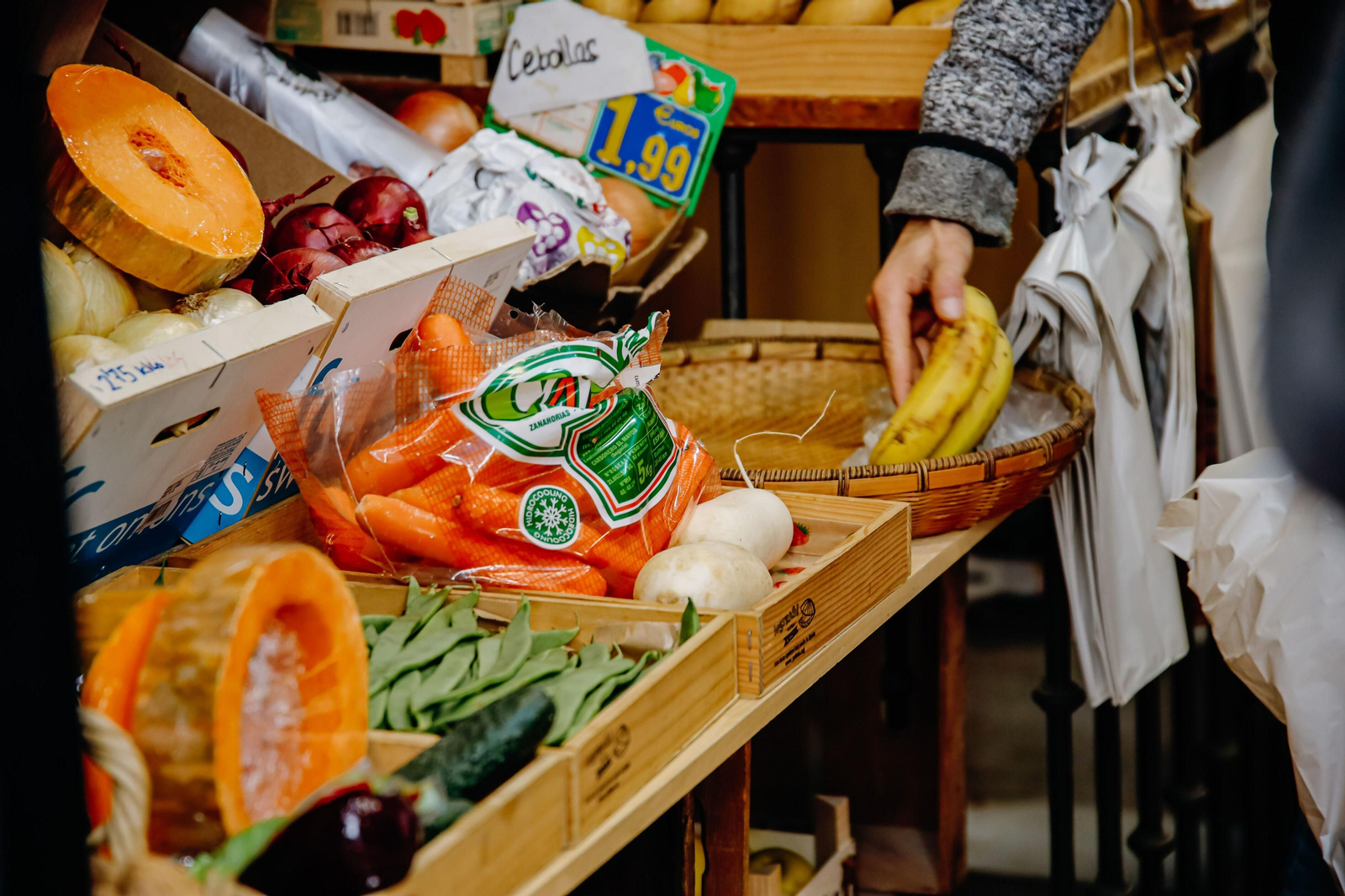 El puesto de una plaza de abastos con calabazas y zanahorias, fuentes de vitamina A.