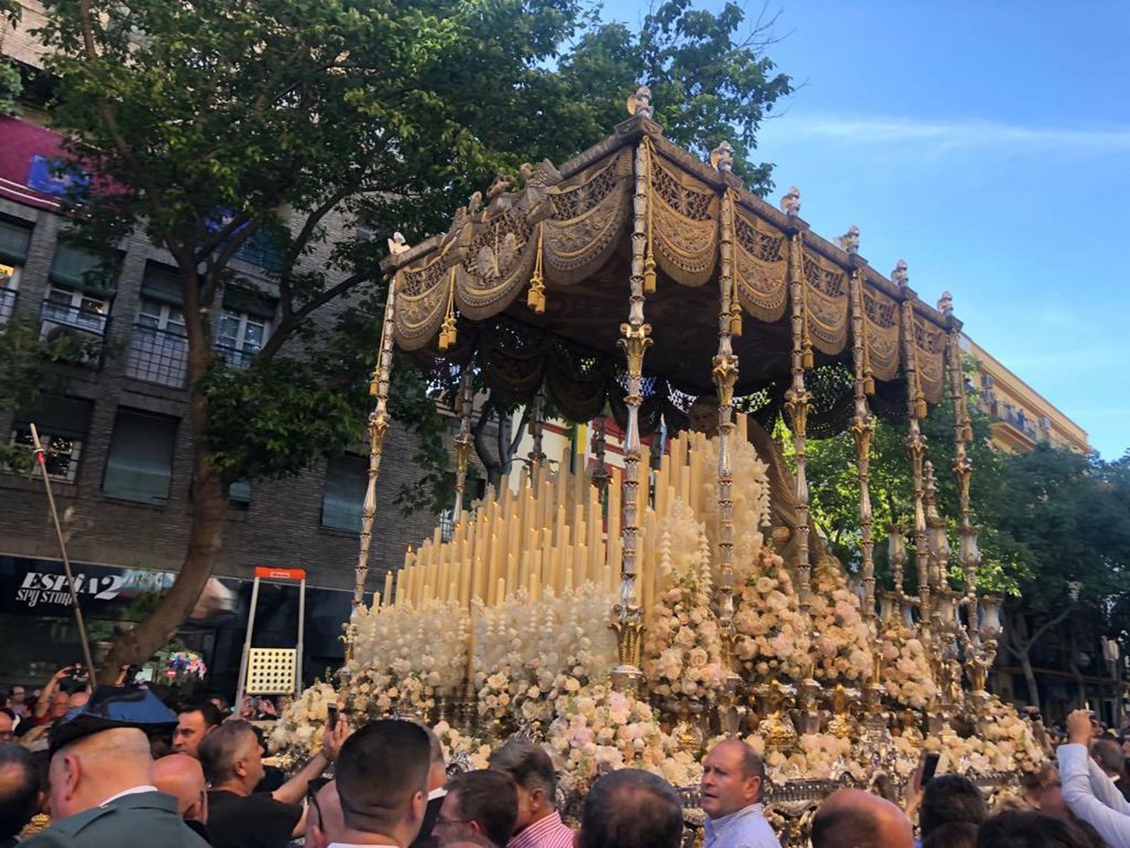 La Virgen de los Ángeles en su traslado.