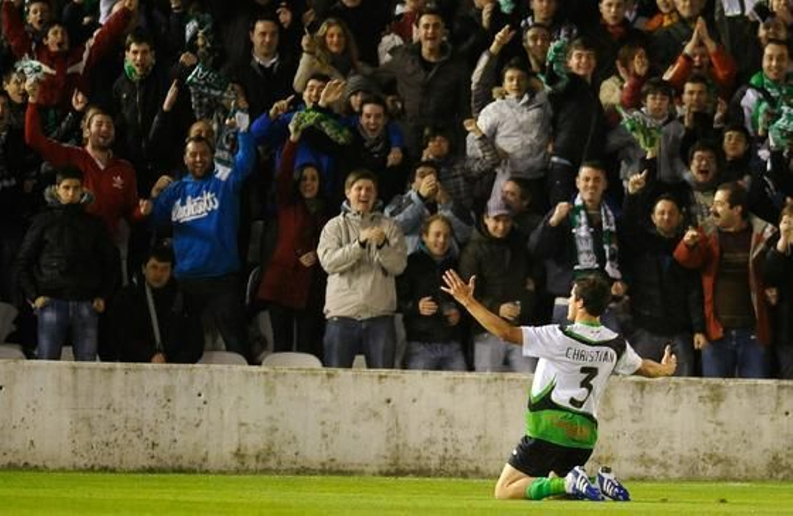 El Sevilla pierde un punto en el descuento frente al Racing (3-2). / Reuters
