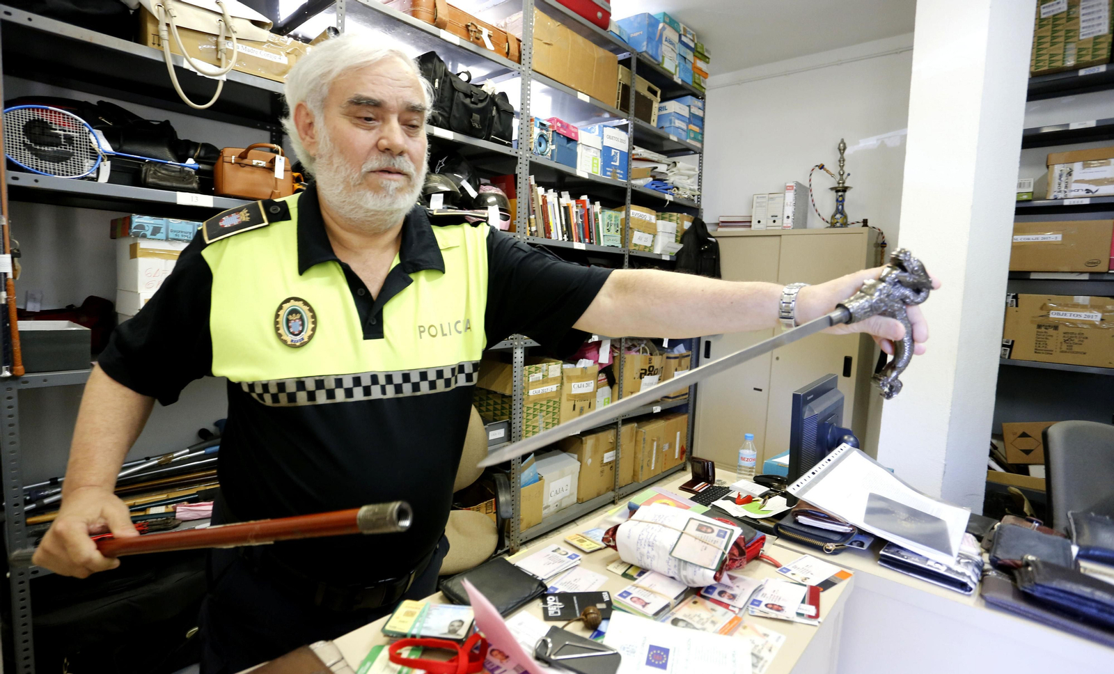 El agente encargado de los objetos perdidos muestra el bastón que oculta una espada en su interior.
