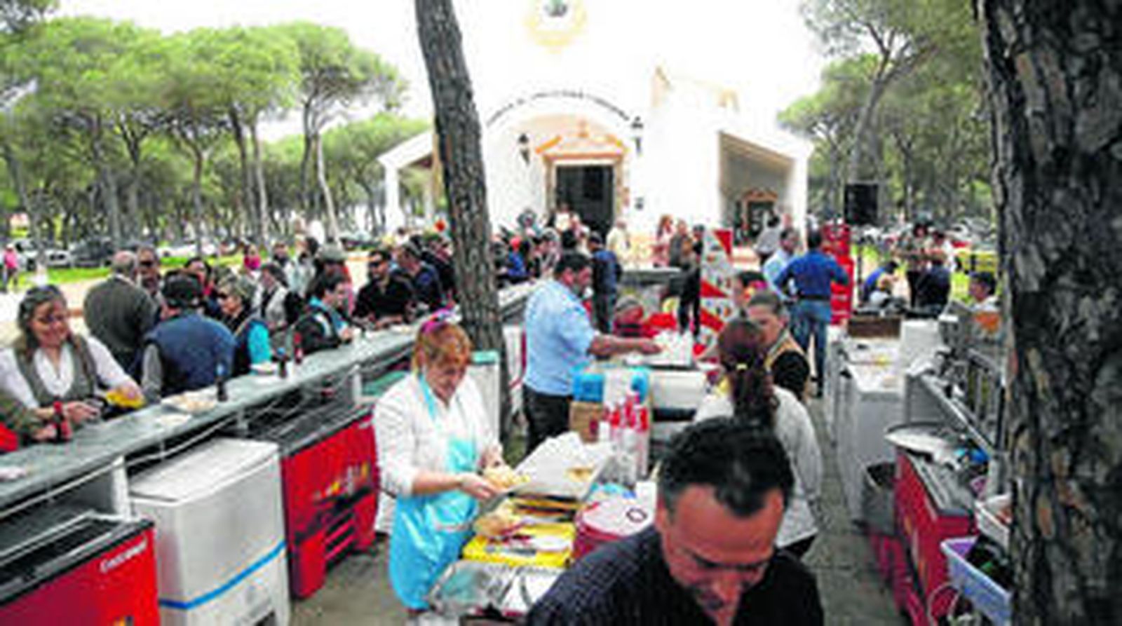 Numerosas personas se dieron cita en la explanada de la ermita de San Isidro Labrador de Cartaya.