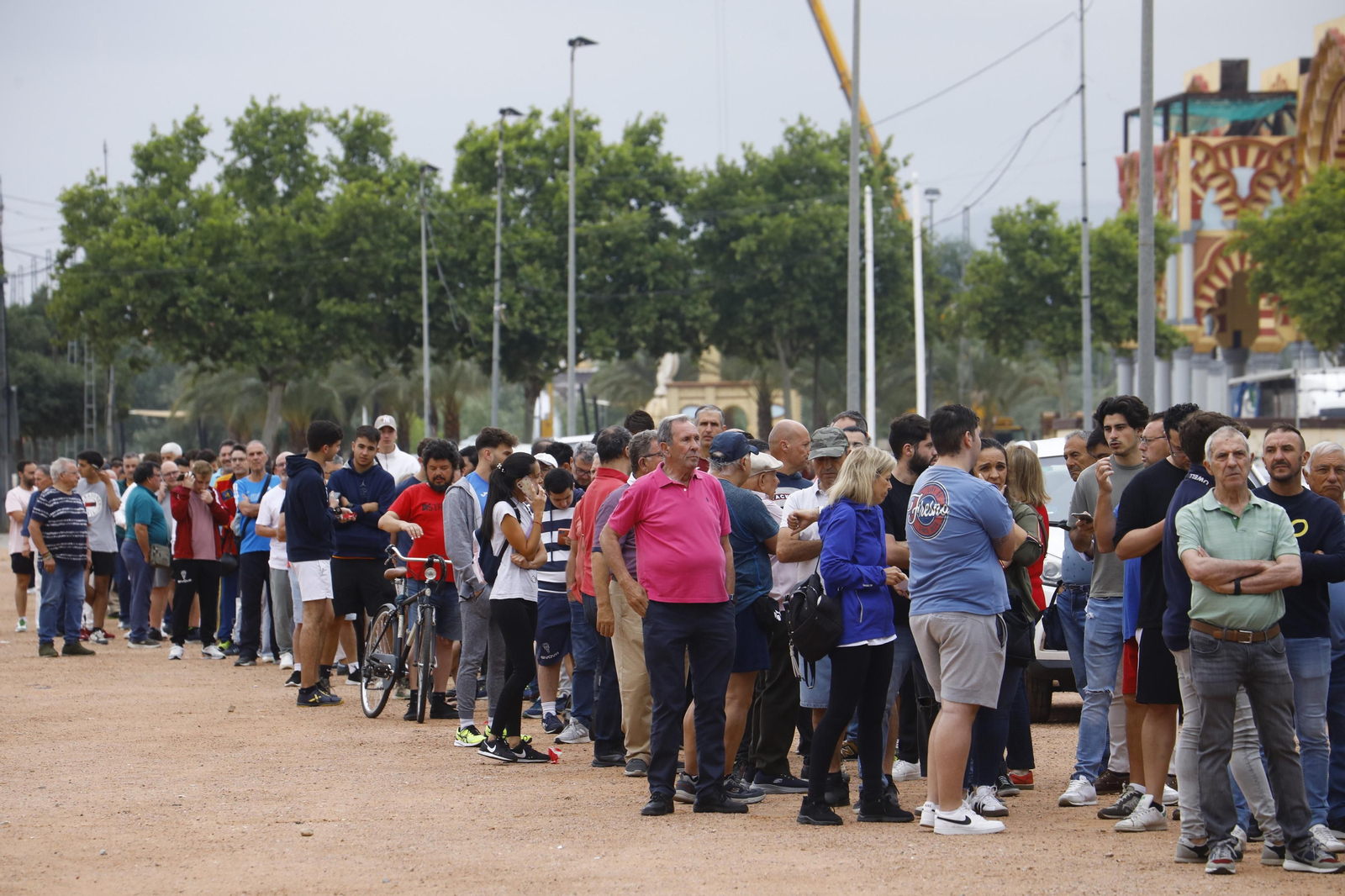 Las mejores fotos de las colas de El Arcángel para conseguir las entradas del Córdoba CF - Barcelona Atlétic Las mejores fotos de las colas de El Arcángel para conseguir las entradas del Córdoba CF - Barcelona Atlétic