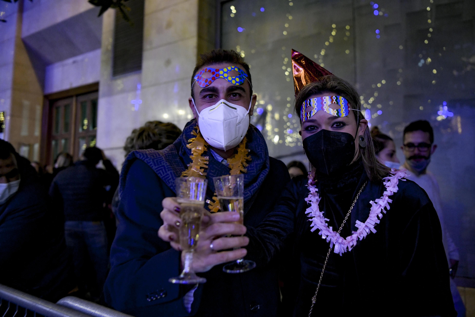 Así fue la Nochevieja 2021 en Granada, en imágenes: uvas en una Plaza del Carmen vallada y ambiente de fiesta en la calle