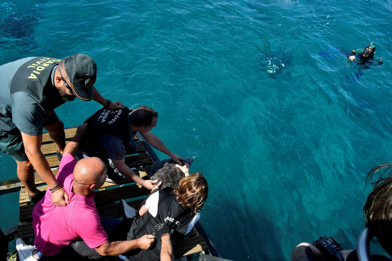 Los agentes David Domínguez y Margarita Reguero sueltan a 'Guerrero'.