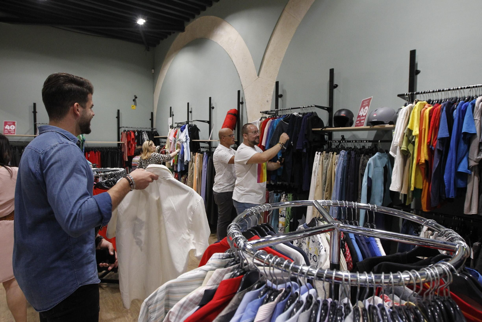 Fotogalería influencers en tienda Koopera Store Caritas Almería