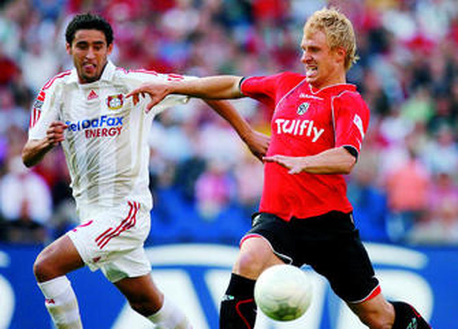 Haggui persigue al jugador del Hannover Hanke.