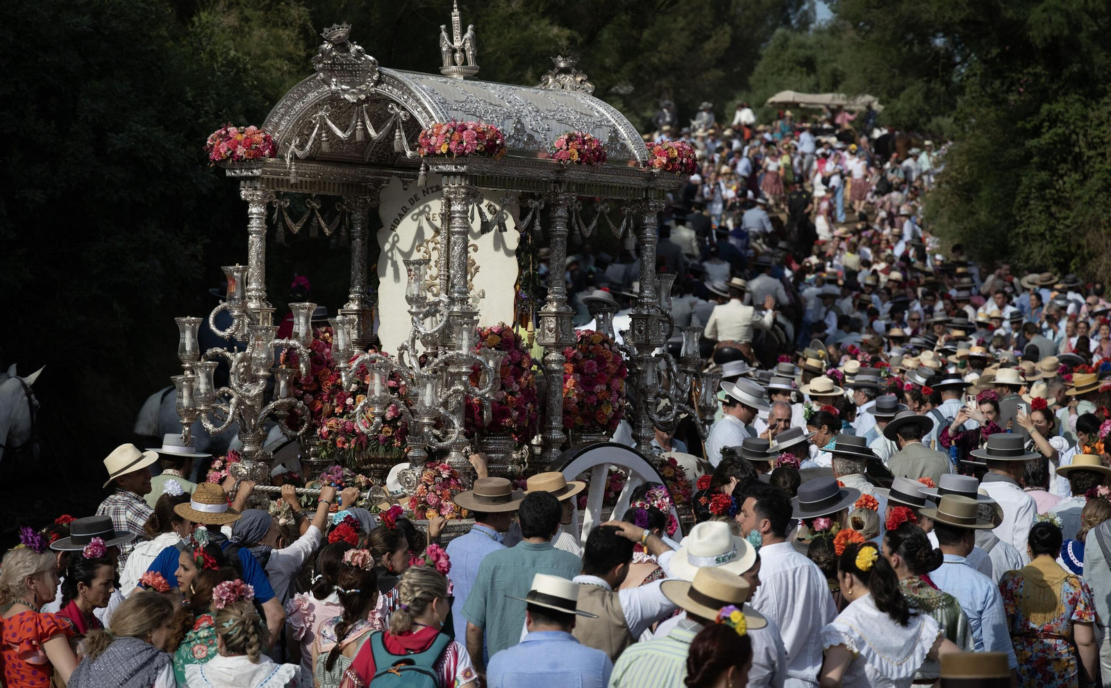 Un gentío acompaña a la carreta del simpecado de Sevilla en el Guadiamar.