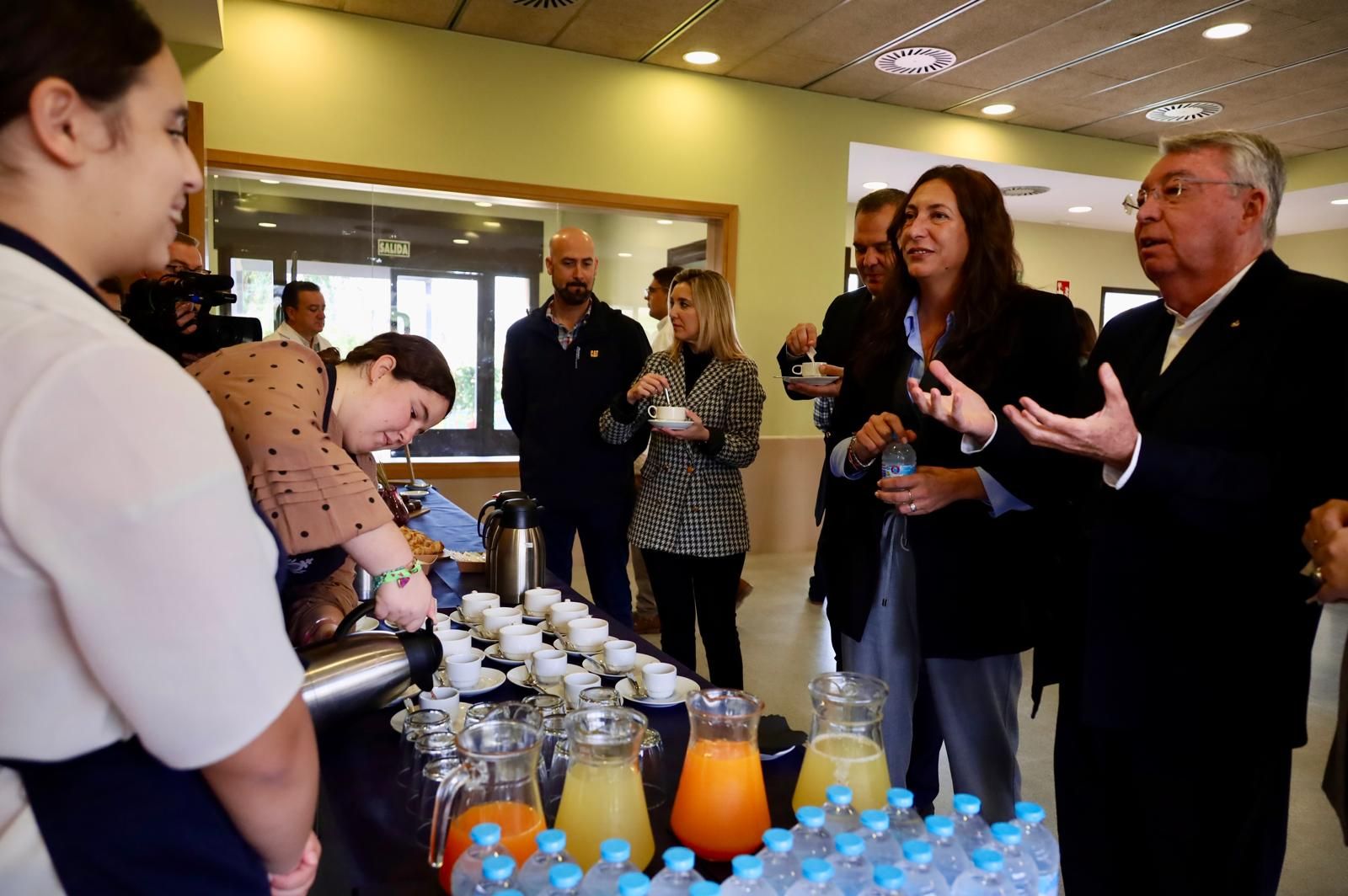 La consejera de Inclusión Social y la alcaldesa de Alcalá en un momento del desayuno preparado por los alumnos.