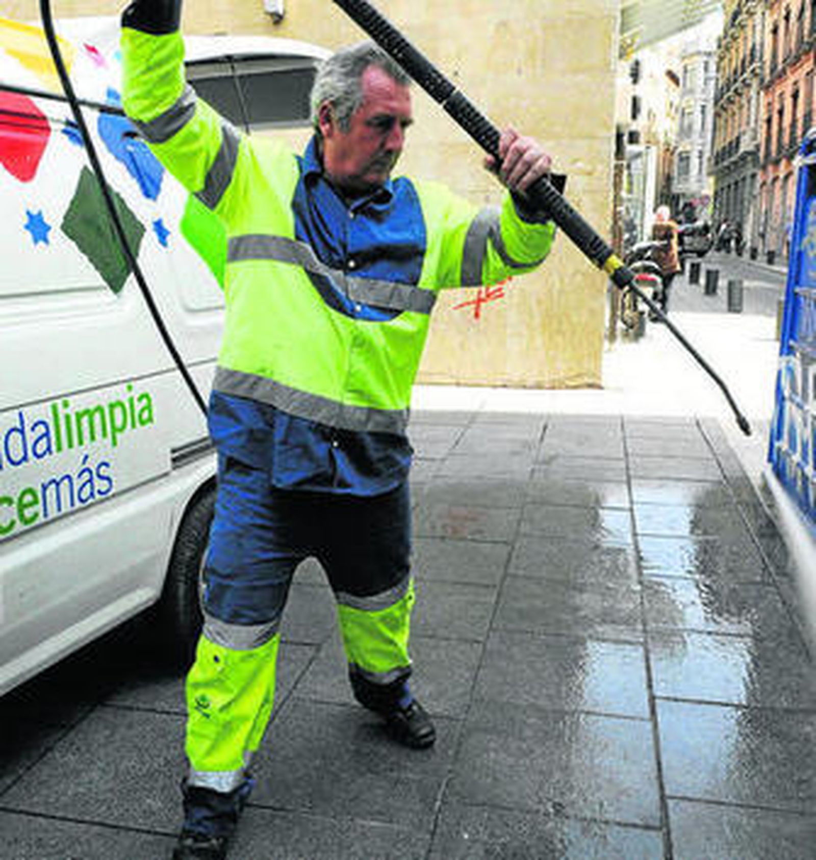 Un empleado de Inagra en plena tarea.