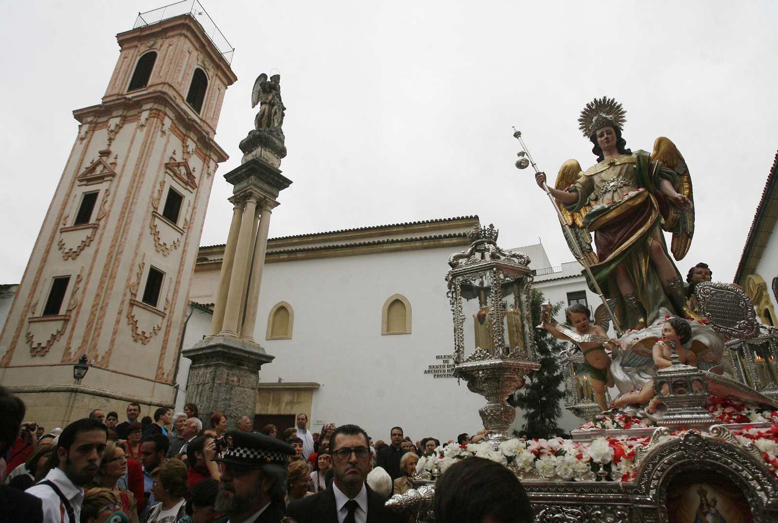 La imagen de la San Rafael pasa en procesión junto a uno de los triunfos que le ha dedicado la ciudad. La imagen de la San Rafael pasa en procesión junto a uno de los triunfos que le ha dedicado la ciudad.