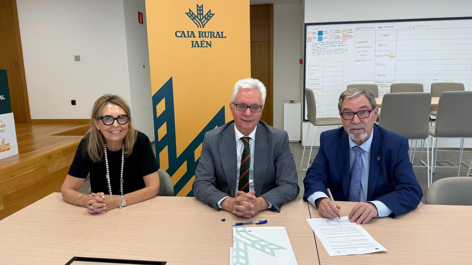 Úrsula Colmenero, Juan Gallego y Francisco Sierra durante la firma del convenio.