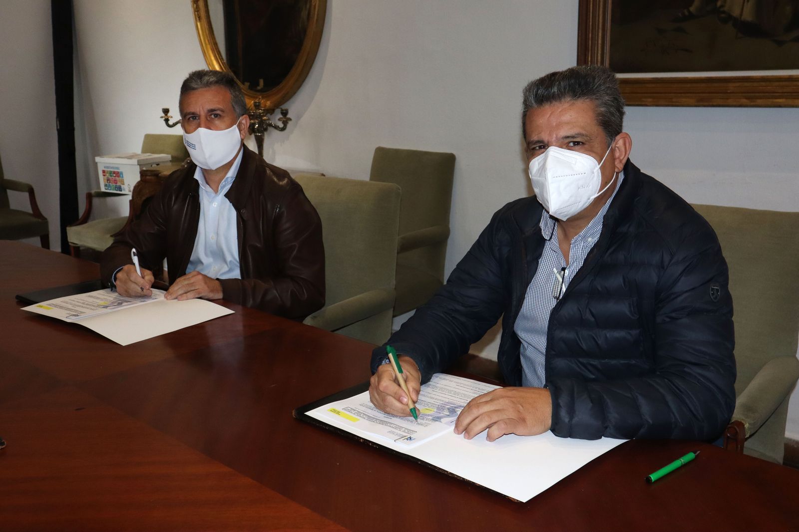 Firma de los convenios.