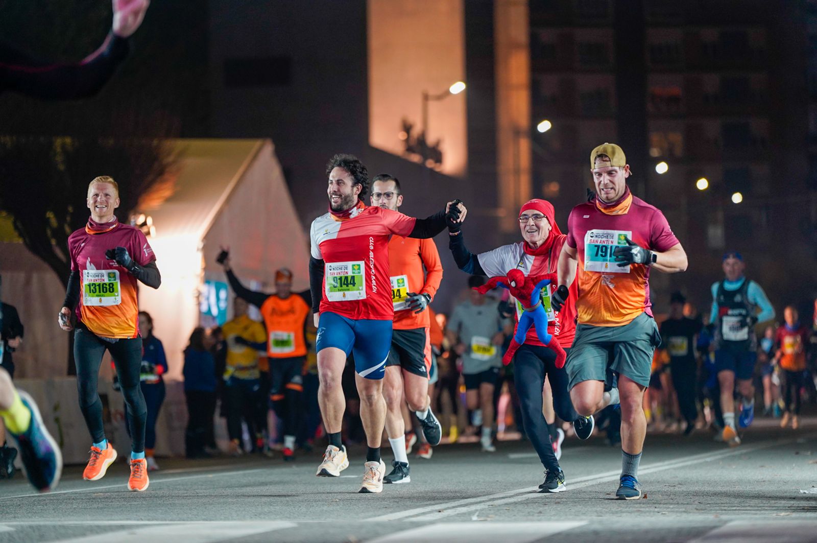 En imágenes: búscate en tu llegada a meta de la Carrera de San Antón 2026 (11)