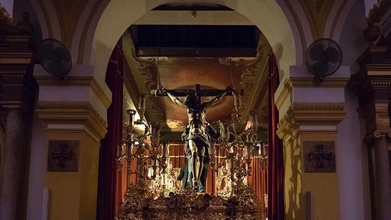 Instantes de la subida al paso del Santísimo Cristo