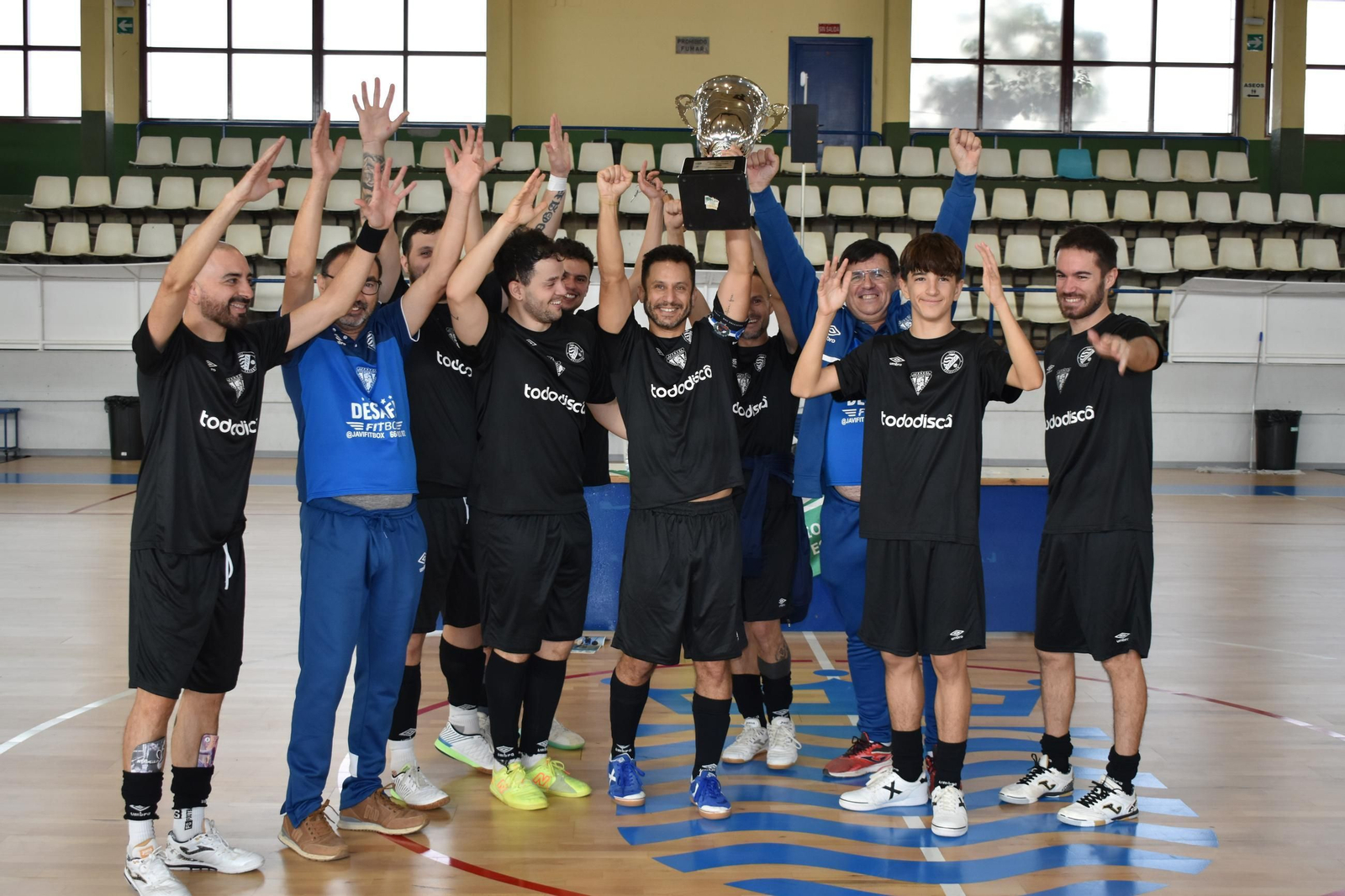 Los jerezanos, con su capitán Alejandro Fernández en primer término, levantan la copa de campeones de la Supercopa. Los jerezanos, con su capitán Alejandro Fernández en primer término, levantan la copa de campeones de la Supercopa.