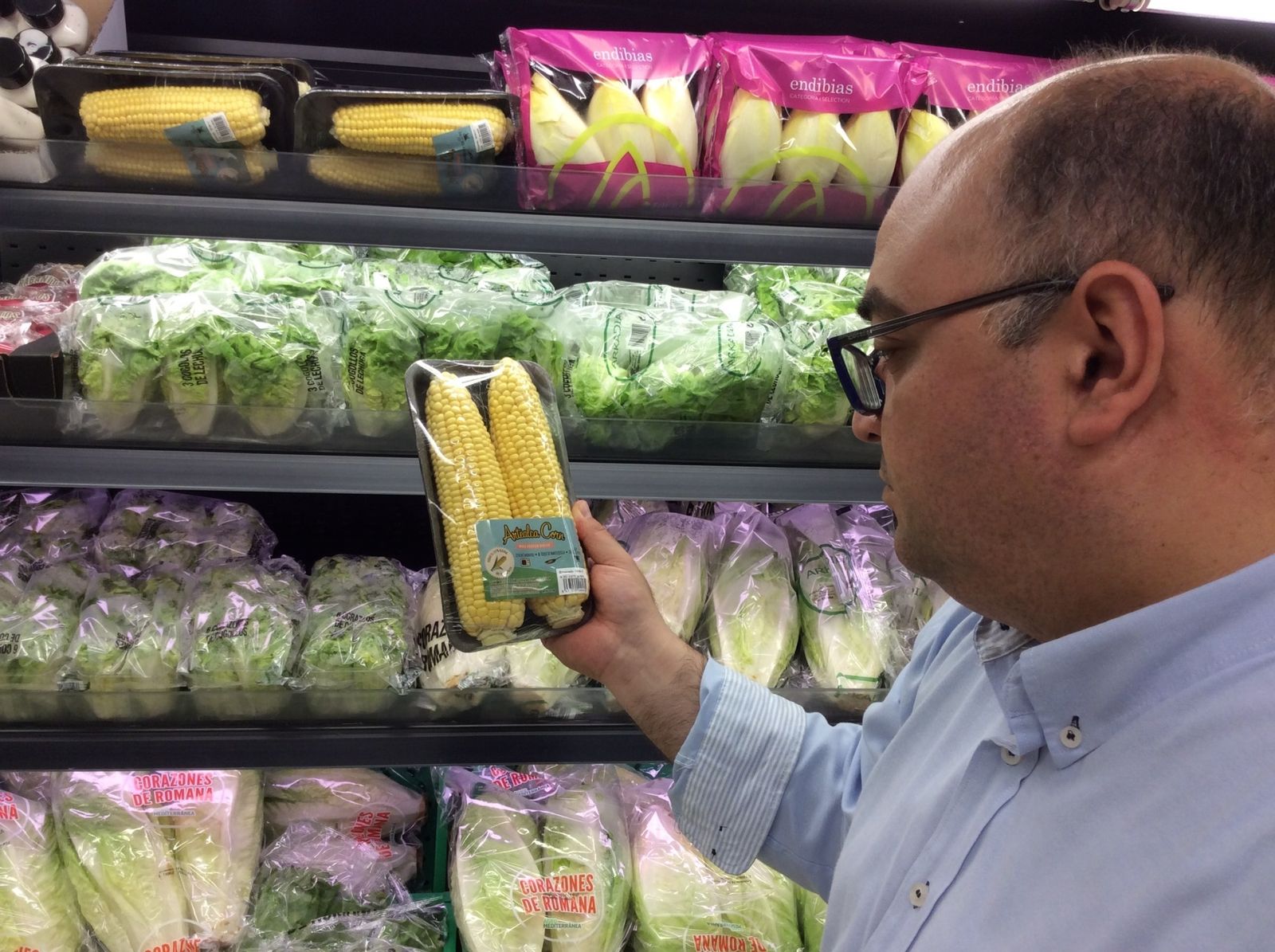 Un cliente con maíz fresco dulce.