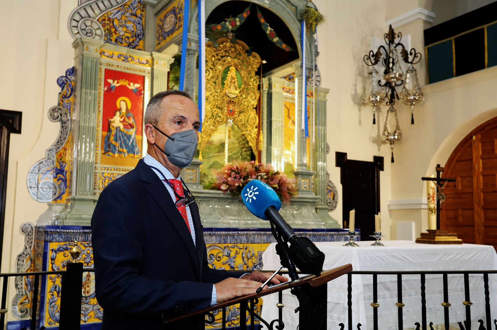 Imágenes de la presentación del cartel de la Hdad del Rocío de Huelva realizado por la pintora Nuria Barrera