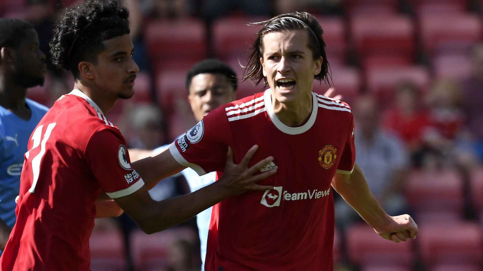 Álvaro Fernández con el equipo sub 23 del Manchester United.