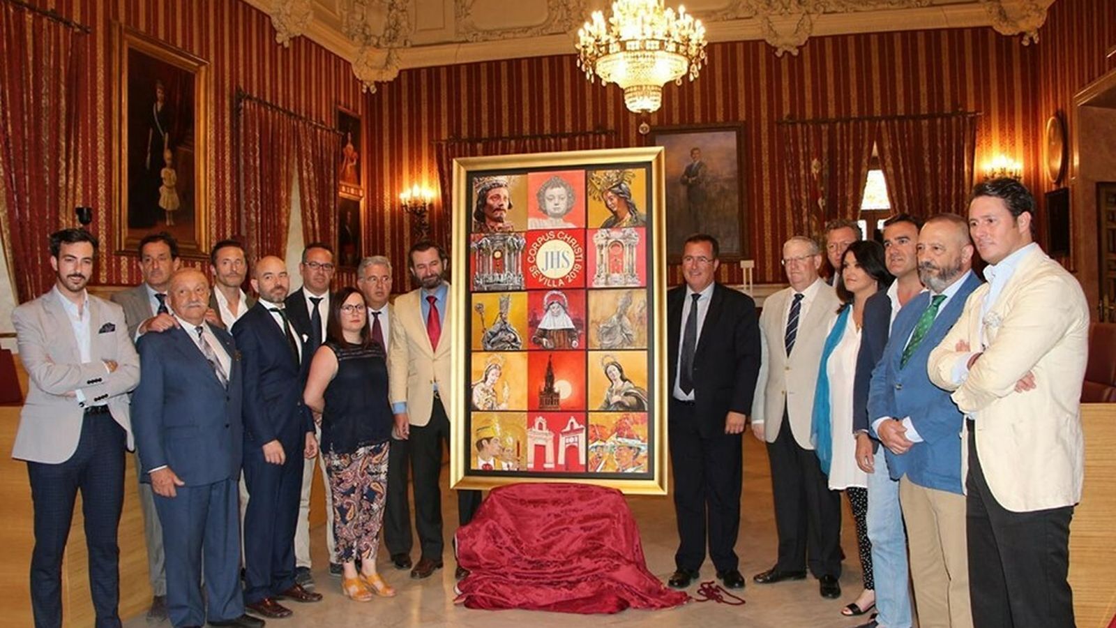 Los pintores juntos al delegado de Fiestas Mayores durante la presentación.