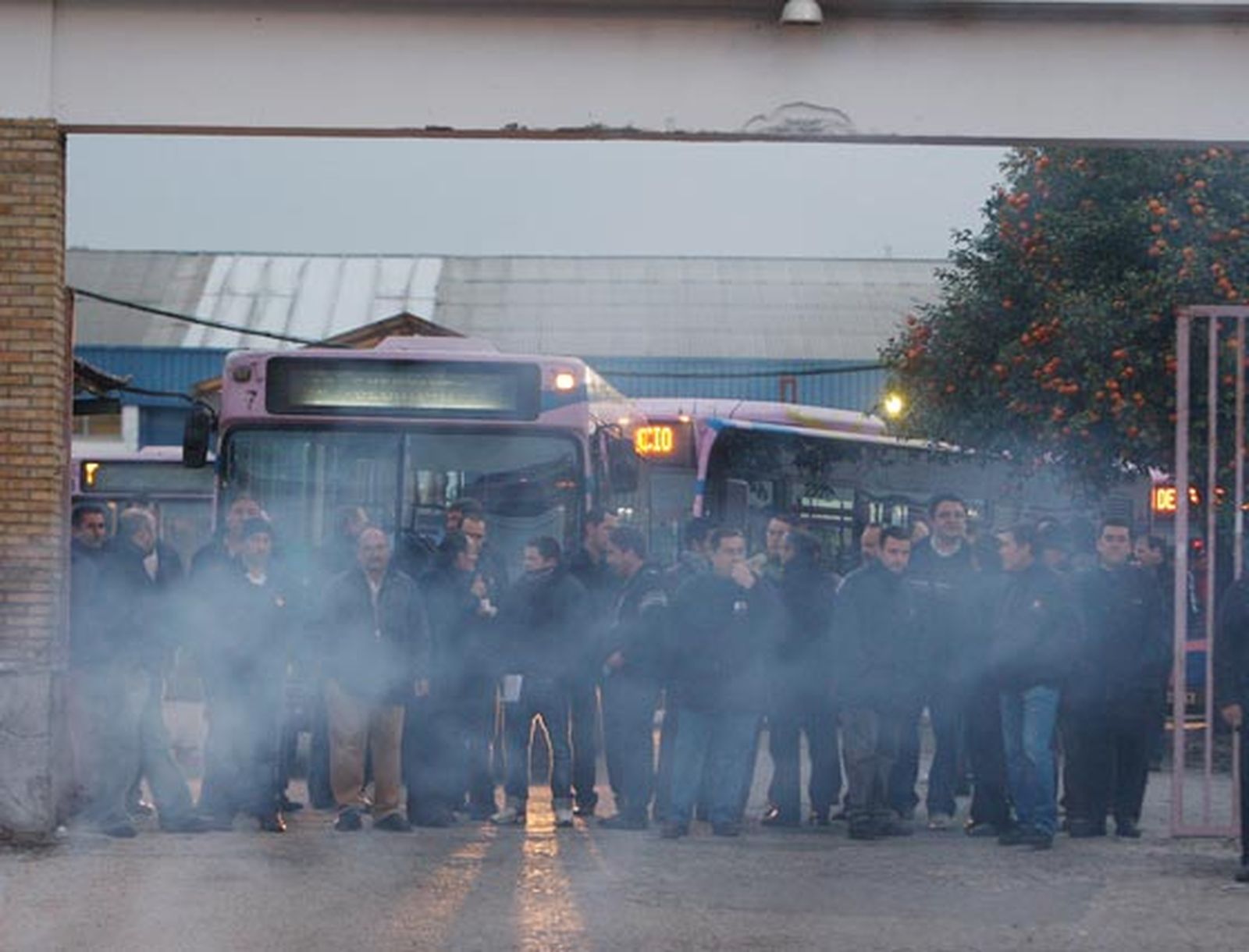 Trabajadoras de Acasa, apoyadas por algunas compañeras de Limasa impiden durante cuatro horas la salida de los autobuses urbanos como protesta al impago de las nóminas

Foto: Juan Carlos Toro