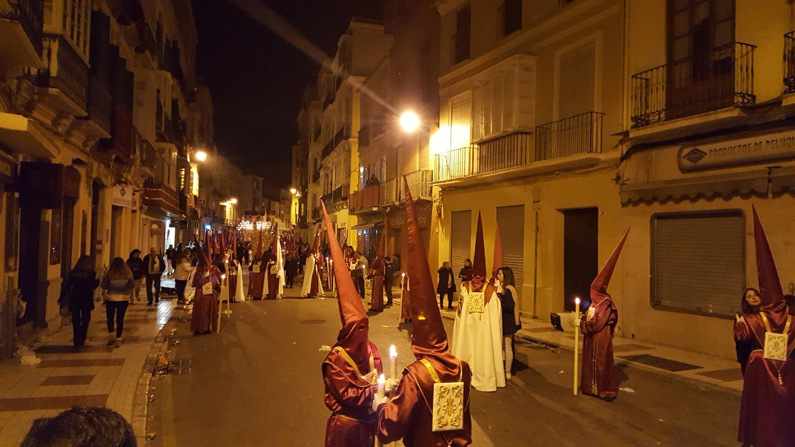 Cortejo de la Virgen de la Trinidad en calle Carretería tras la avalancha sufrida el pasado Lunes Santo.