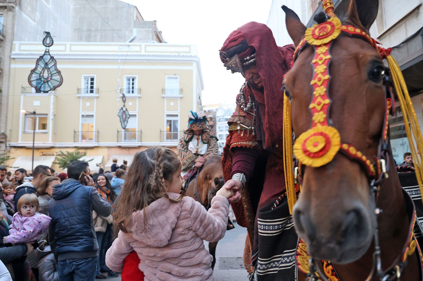 Imágenes del Heraldo Real anunciando la llegada de los Reyes Magos a Huelva