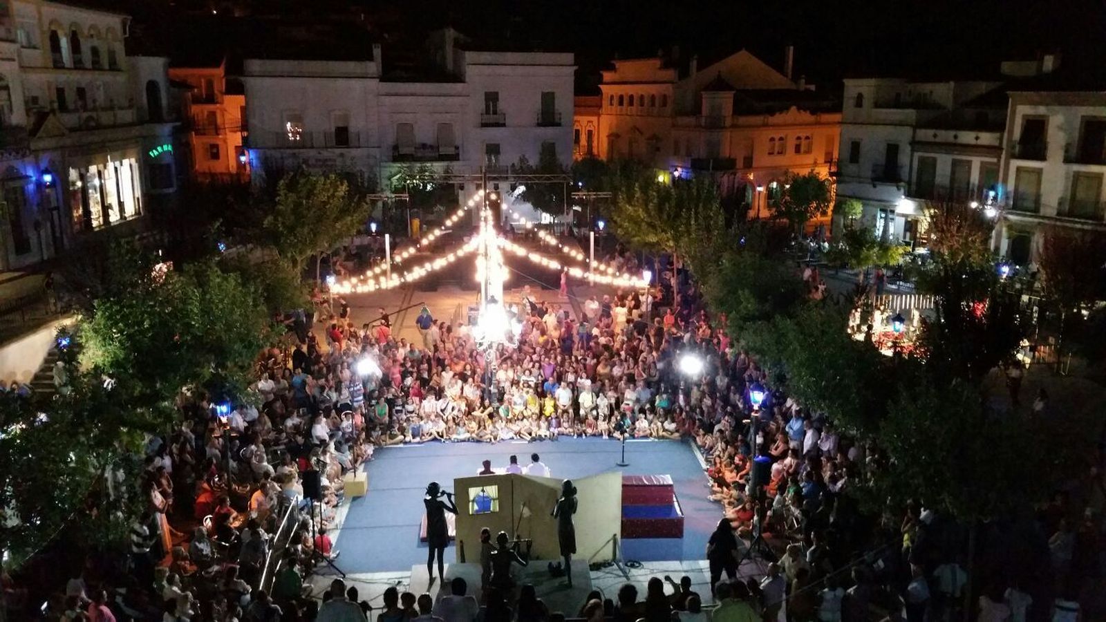 Numerosas personas asisten a uno de los espectáculos que se llevaron a la calle el pasado año.