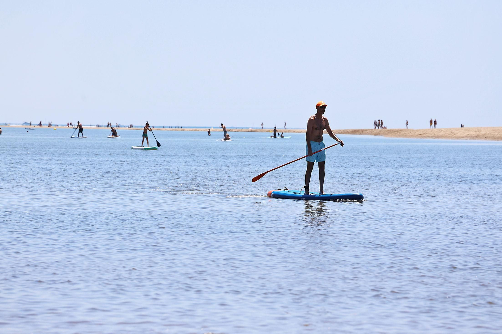 Ambiente en las playas de Huelva en la mañana de domingo