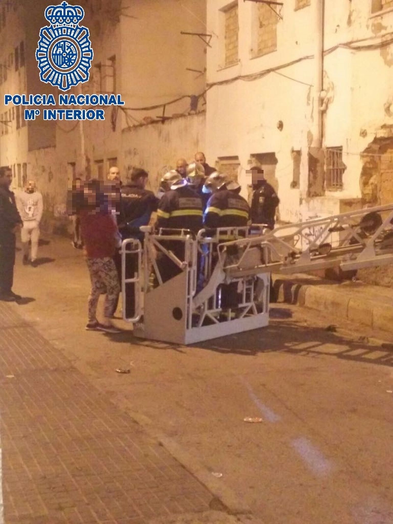 Los bomberos usaron un grúa con escala para rescatar a los niños.