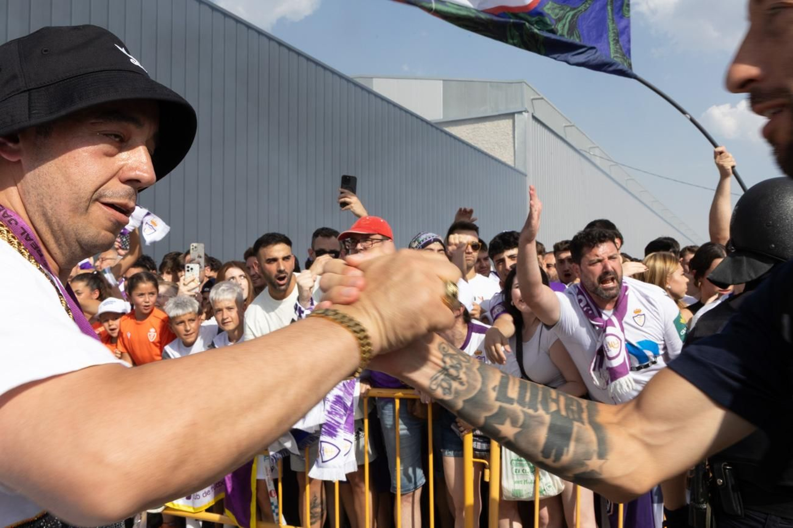 El épico recibimiento de la afición lagarta al Real Jaén, en imágenes