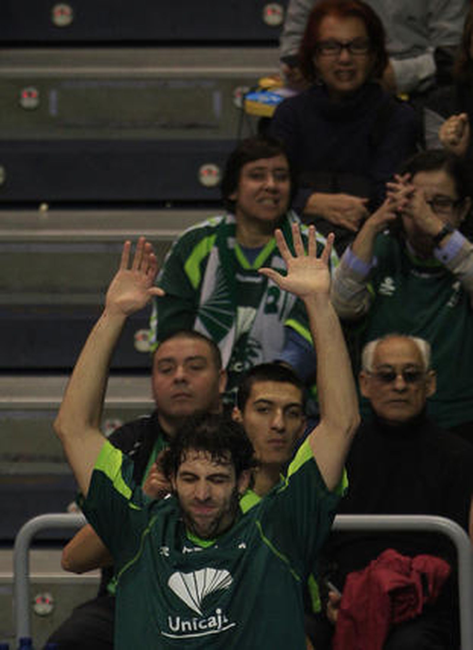 El Unicaja pierde contra el Power Electronics (64-70) y se aleja de la Copa del Rey

Los de Aíto lo intentaron hasta el final, pero la precipitación y el mal día en los tiros decantaron el encuentro para los valencianos.

Foto: Sergio Camacho / Agencias
