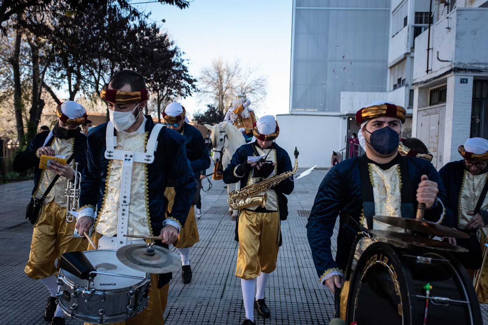 La visita de los Reyes Magos a los barrios de Huelva en imágenes