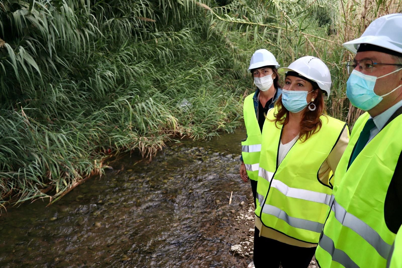 La consejera de Agricultura junto a la delegada de Agricultura y el alcalde de Berja.