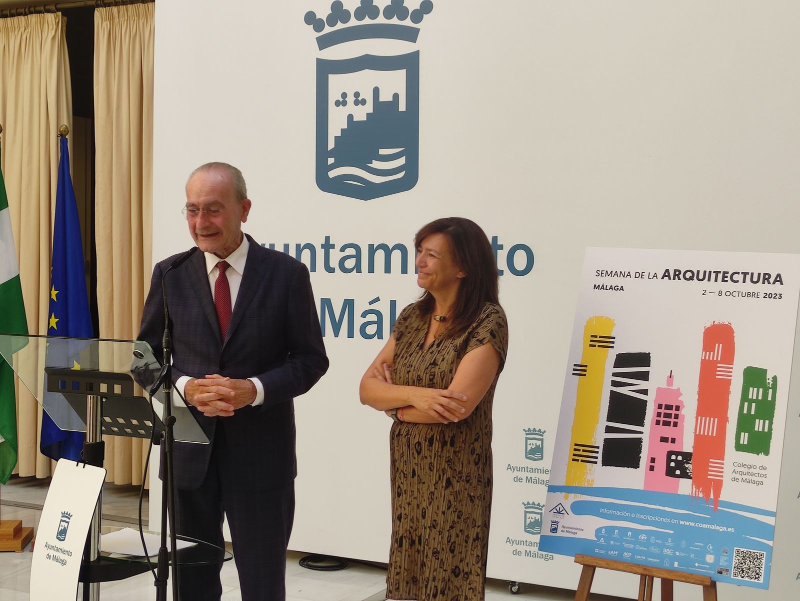 Francisco de la Torre y Susana Gómez de Lara junto al cartel de la Semana de la Arquitectura