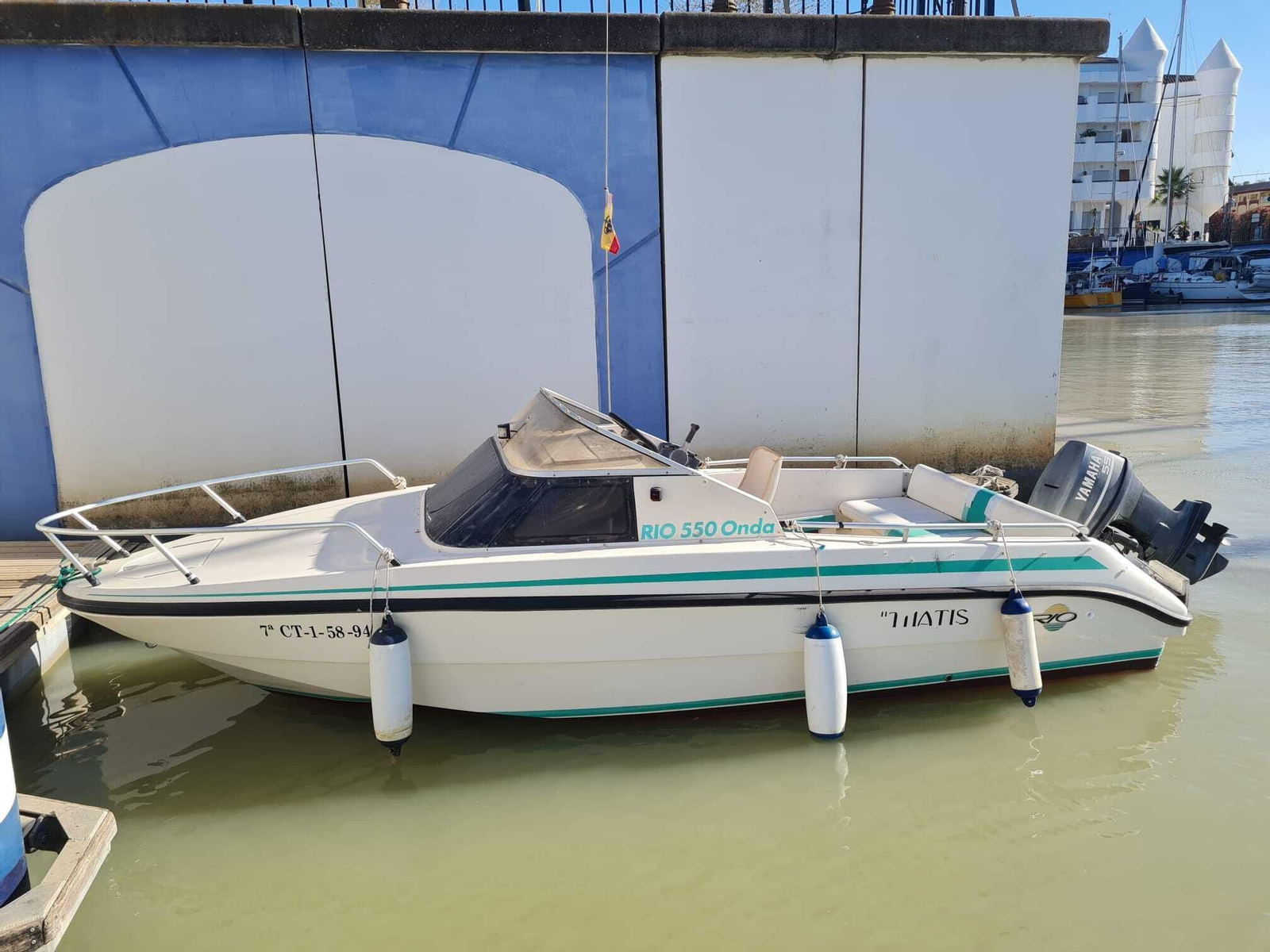 El barco sustraído, atracado en Puerto Gelves.
