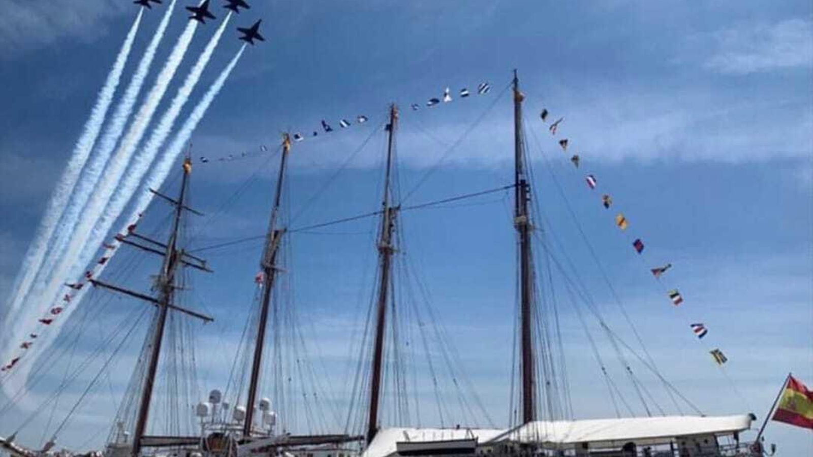 'Blue Angels' sobrevolando al 'Elcano' en Pensacola (EEUU).